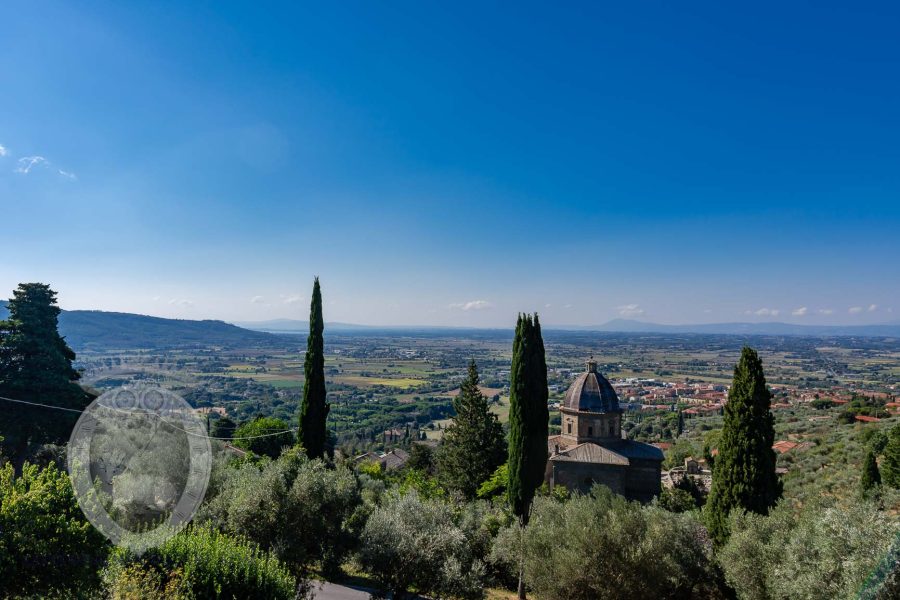 Casale con giardino e dependance