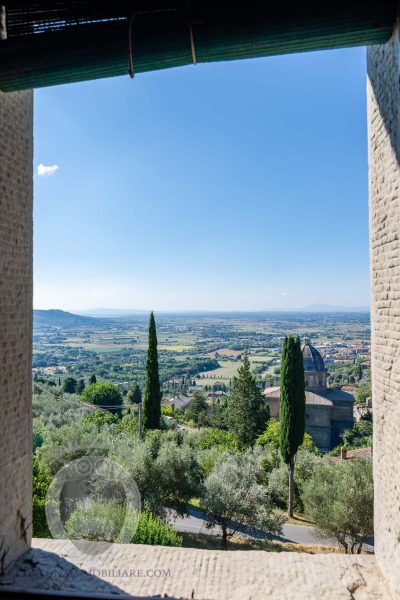 Casale con giardino e dependance