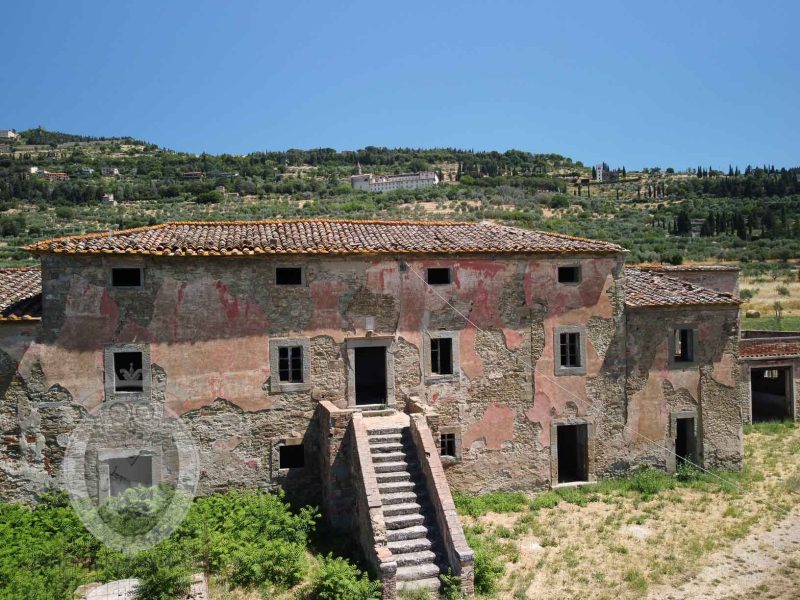 Villa con annessi e terreno