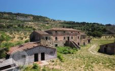 Villa con annessi e terreno