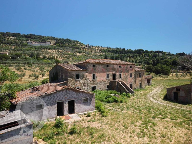 Villa con annessi e terreno