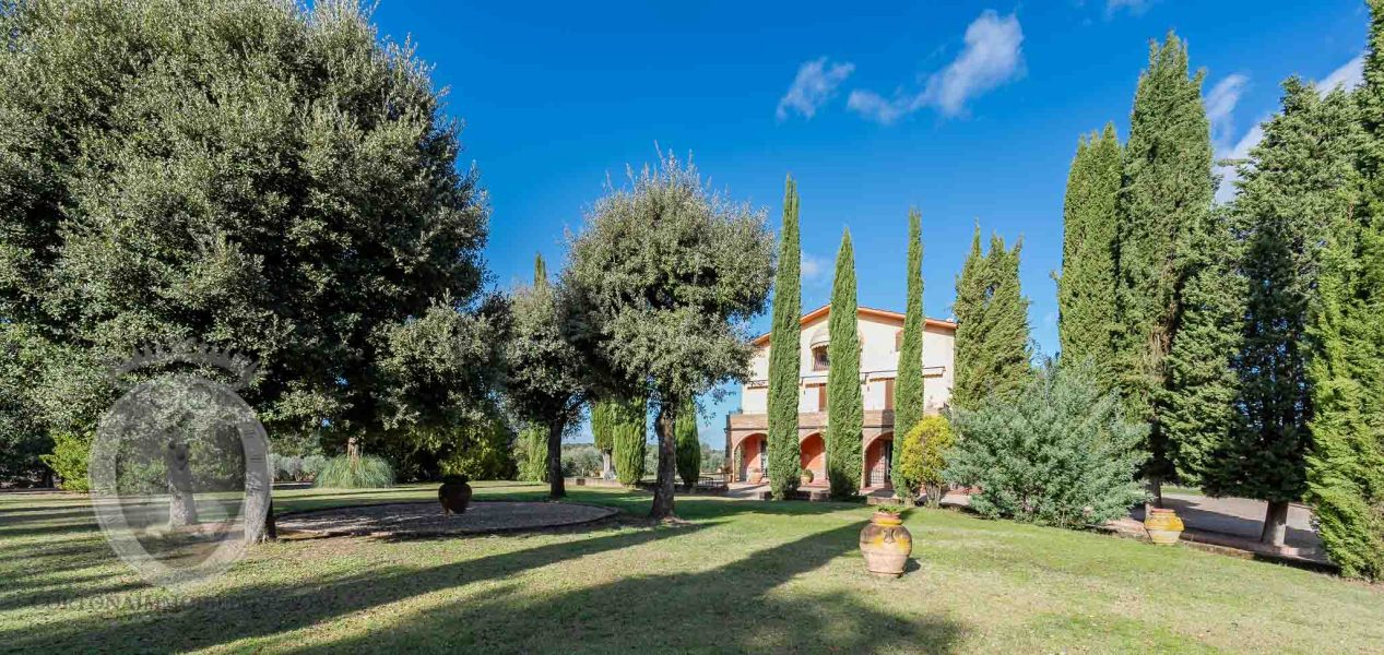 Villa con terreno, piscina e annessi