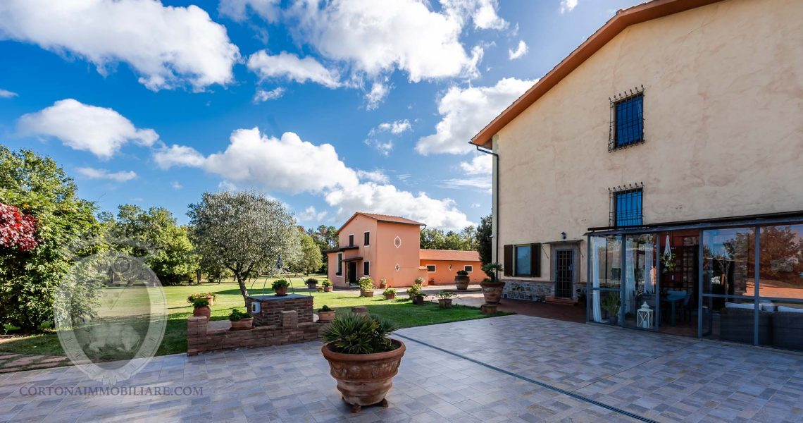 Villa con terreno, piscina e annessi