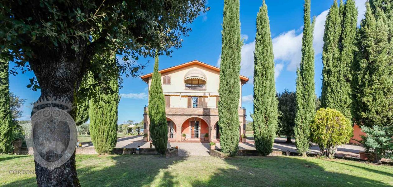 Villa con terreno, piscina e annessi