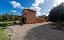 Villa con terreno, piscina e annessi