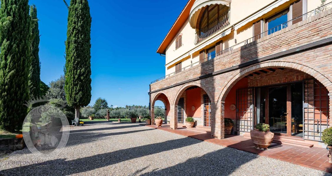 Villa con terreno, piscina e annessi