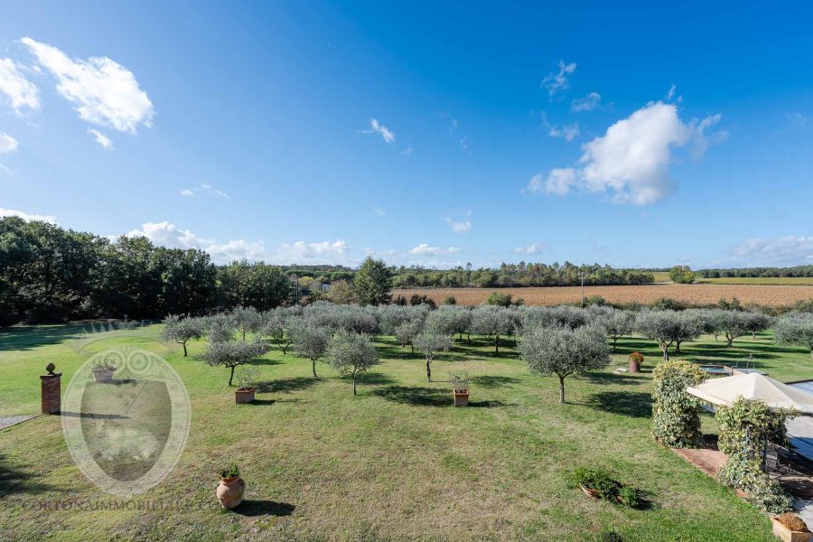 Villa con terreno, piscina e annessi