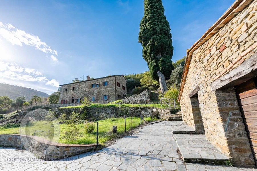 Casale con annessi e terreno