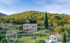 Farmhouse with annexes and land