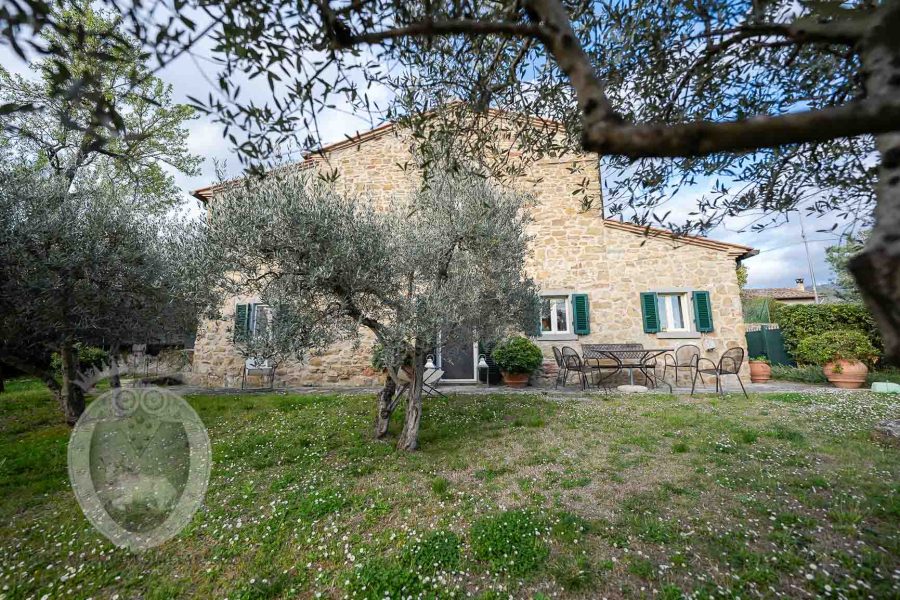 Farmhouse with swimming pool and garden