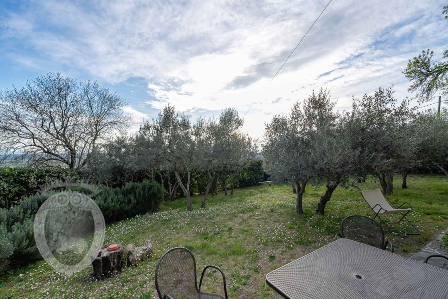 Farmhouse with swimming pool and garden