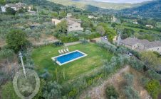 Farmhouse with swimming pool and garden