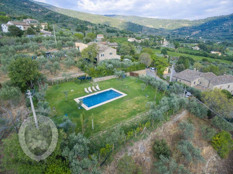 Farmhouse with swimming pool and garden