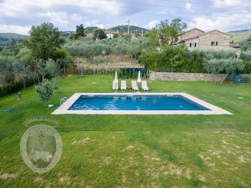 Farmhouse with swimming pool and garden