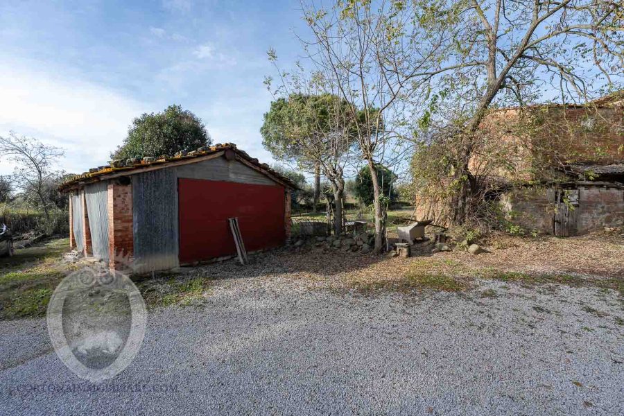 Farmhouse with annexes and land