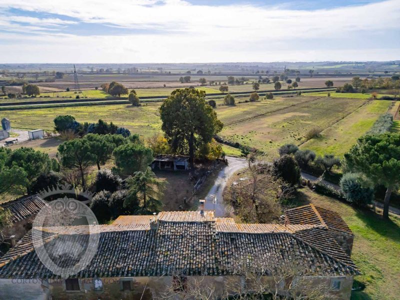 Farmhouse with annexes and land