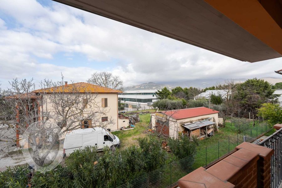 Apartment with garage and garden