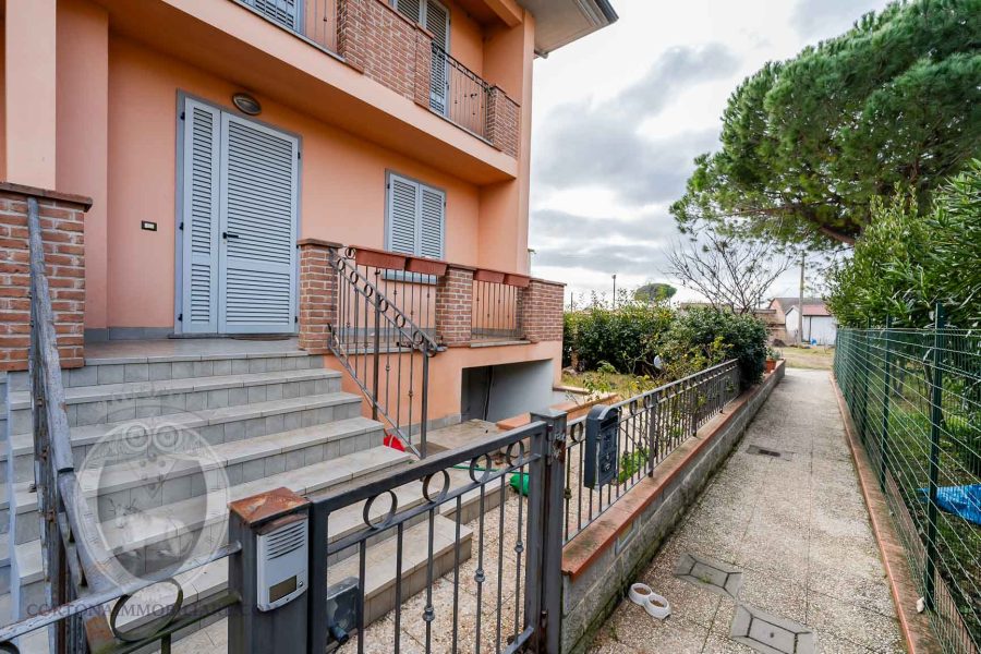 Apartment with garage and garden