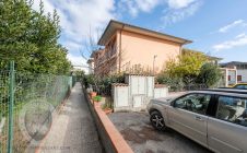 Apartment with garage and garden