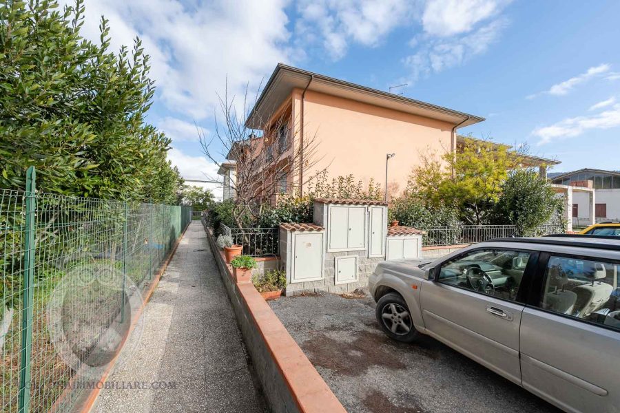 Apartment with garage and garden