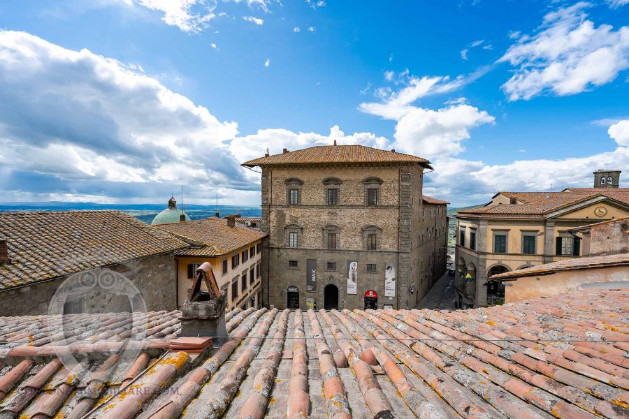 Apartment in the center with a view