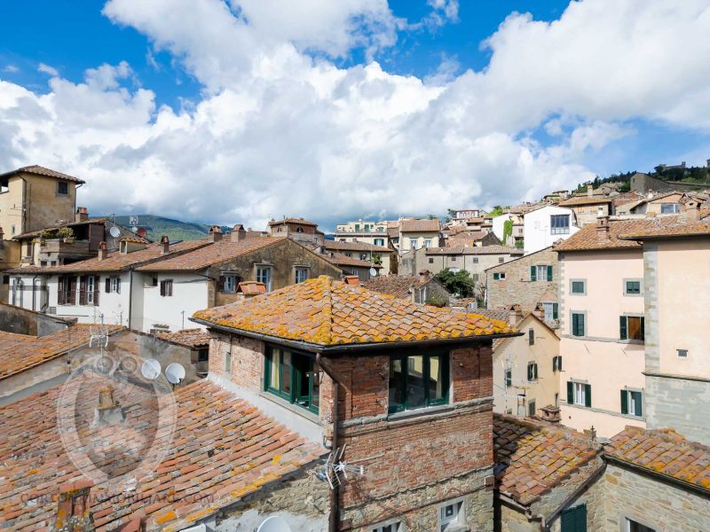 Apartment in the center with a view