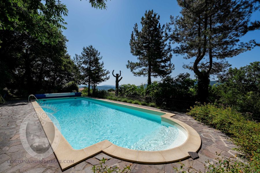 Casale con piscina e giardino