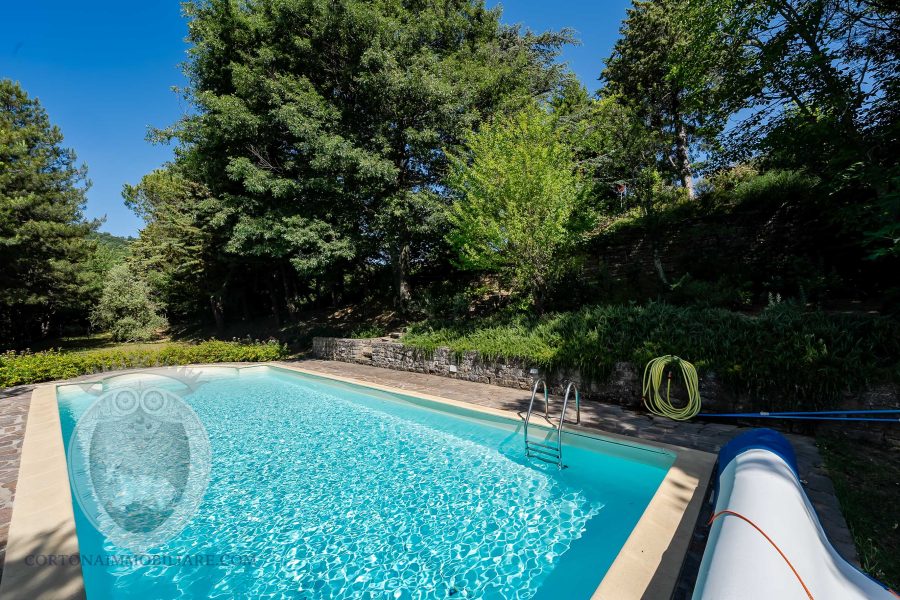 Casale con piscina e giardino