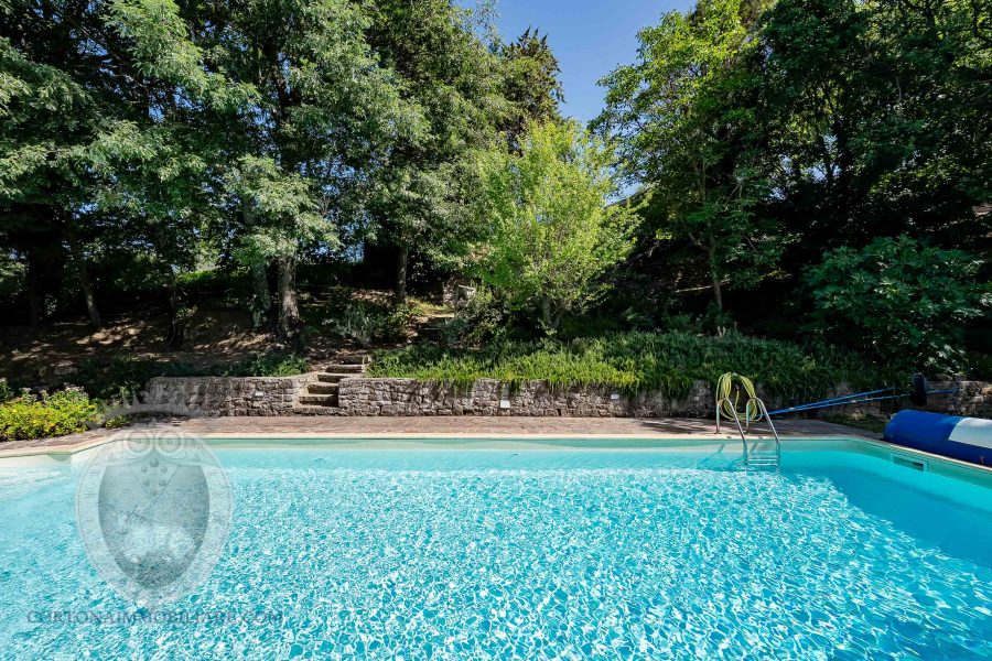 Casale con piscina e giardino