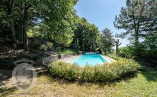 Casale con piscina e giardino
