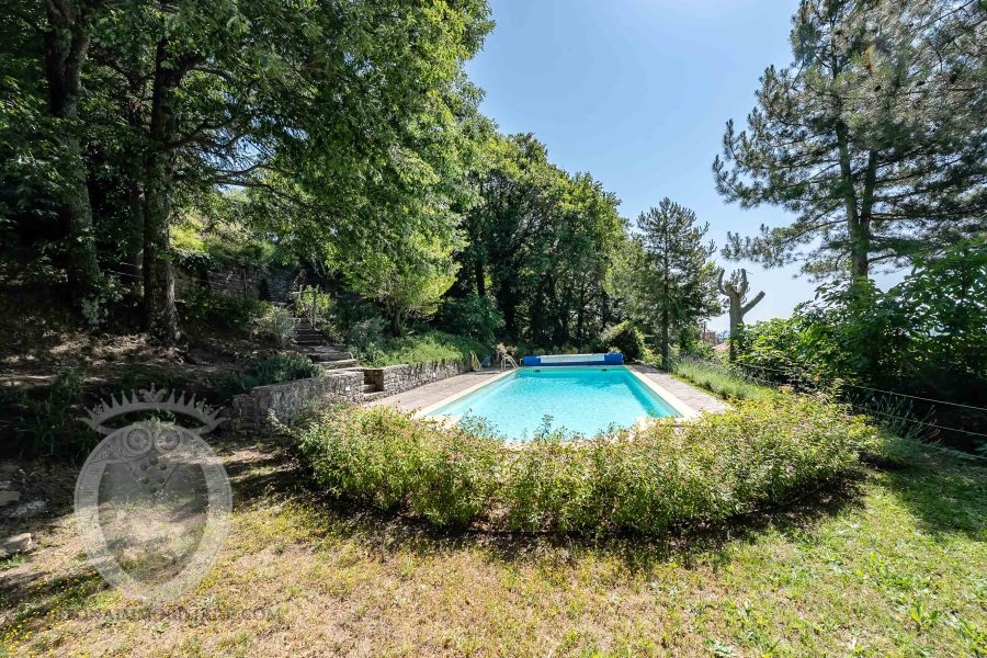 Casale con piscina e giardino