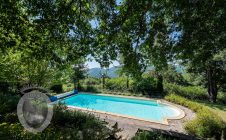 Casale con piscina e giardino