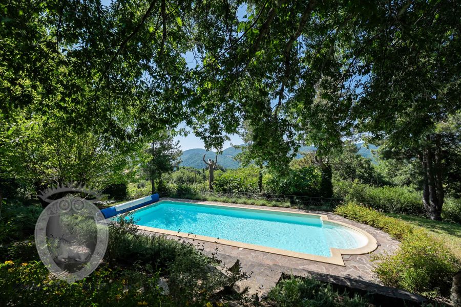 Casale con piscina e giardino