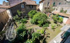 Apartment in the center with garden