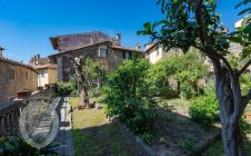 Apartment in the center with garden