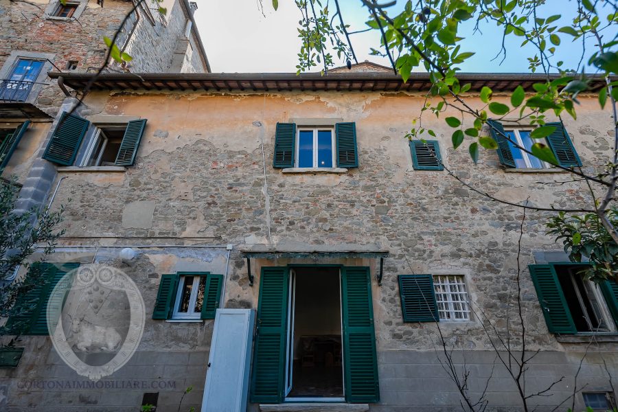 Apartment in the center with garden