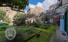 Apartment in the center with garden