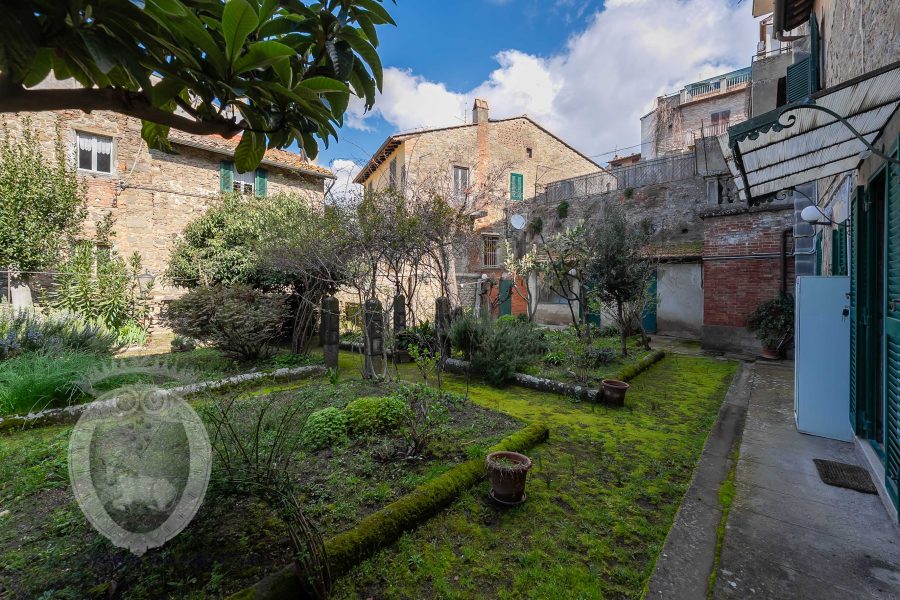 Apartment in the center with garden