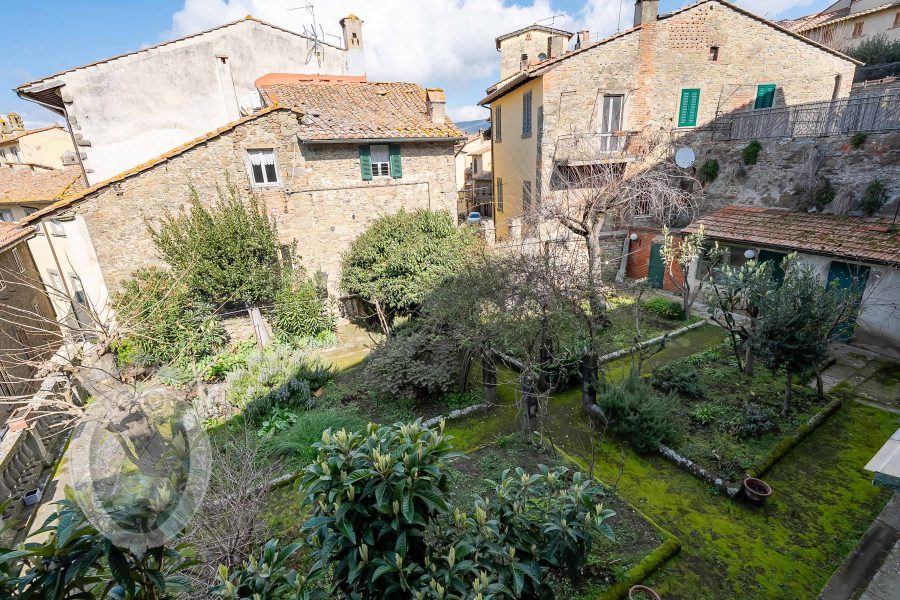 Apartment in the center with garden