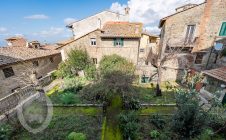 Apartment in the center with garden