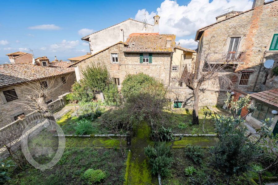 Apartment in the center with garden