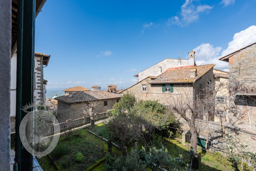 Apartment in the center with garden