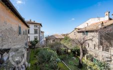 Apartment in the center with garden