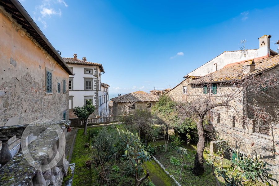 Apartment in the center with garden