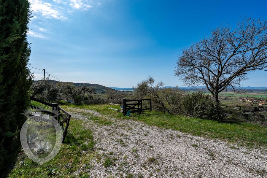 Villetta con terreno e piscina