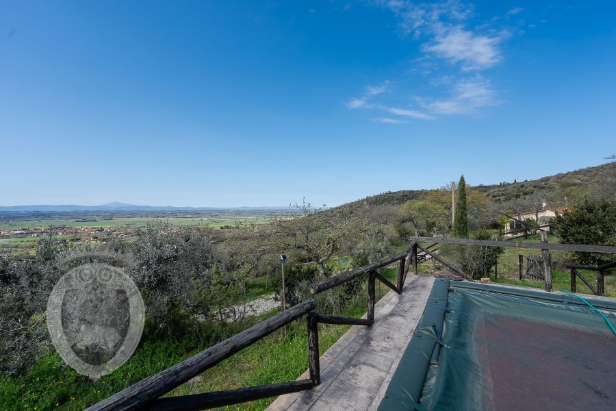 Villetta con terreno e piscina