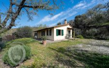 Villetta con terreno e piscina