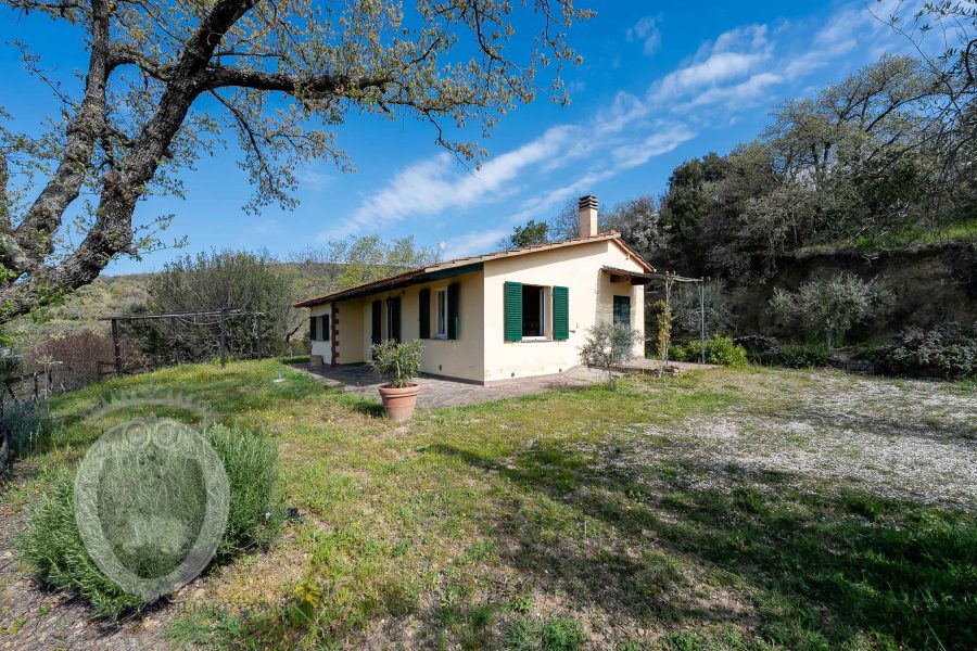 Villetta con terreno e piscina
