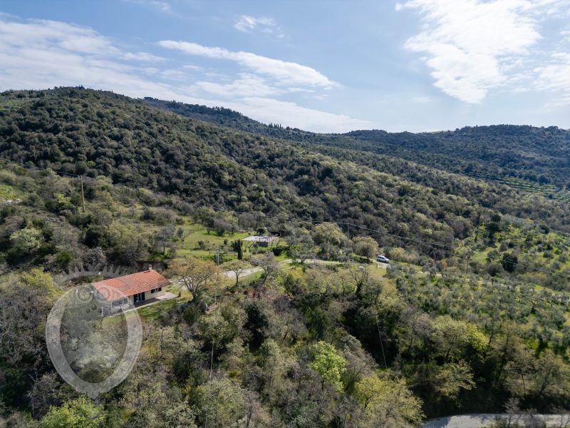 Villetta con terreno e piscina