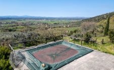 Villetta con terreno e piscina